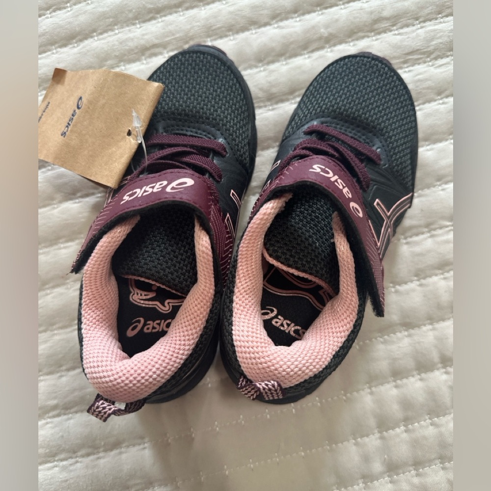 NWT ASICS kids  Black and Pink Running Shoes Size 10 - Picture 2 of 7